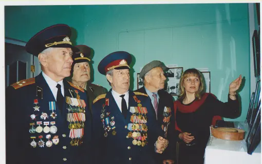 -mista-rozglyadayut-muzeyni-ekspozicii.jpg