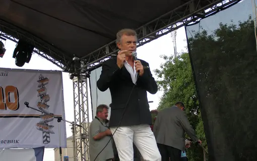 -narodnogo-artista-Ukraini-Mikoli-Gnatyuka-na-svyatkuvanni-Dnya-mista.JPG