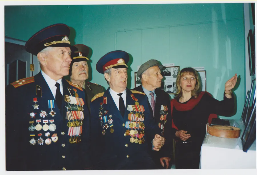 -mista-rozglyadayut-muzeyni-ekspozicii.jpg