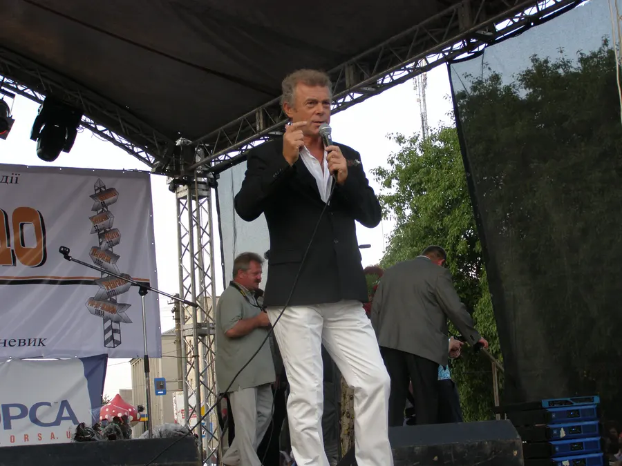 -narodnogo-artista-Ukraini-Mikoli-Gnatyuka-na-svyatkuvanni-Dnya-mista.JPG
