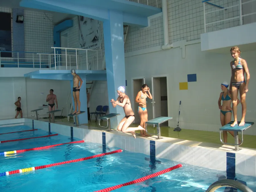 -plavannya-v-baseyni-Delfin.jpg